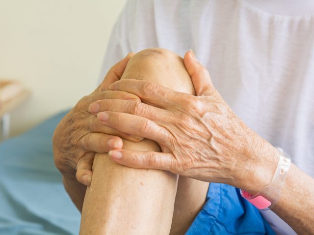 knee-pain-old-women knee-pain-old-women