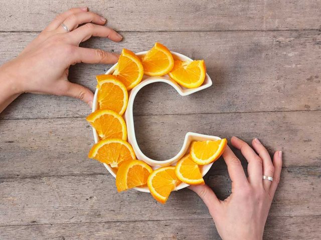 La vitamina D protege contra el resfriado y la gripe | Imagen de las manos de una mujer formando la letra C.