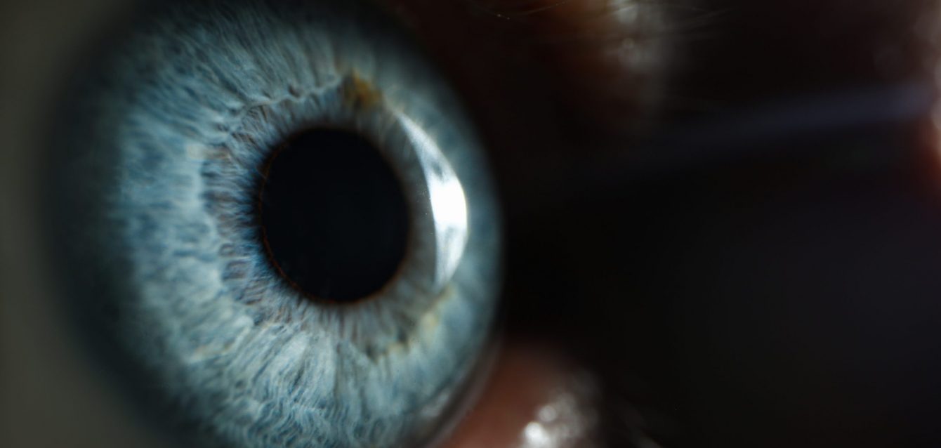 Primer plano de ojo azul masculino con fondo supermacro Primer plano de ojo azul masculino con fondo supermacro