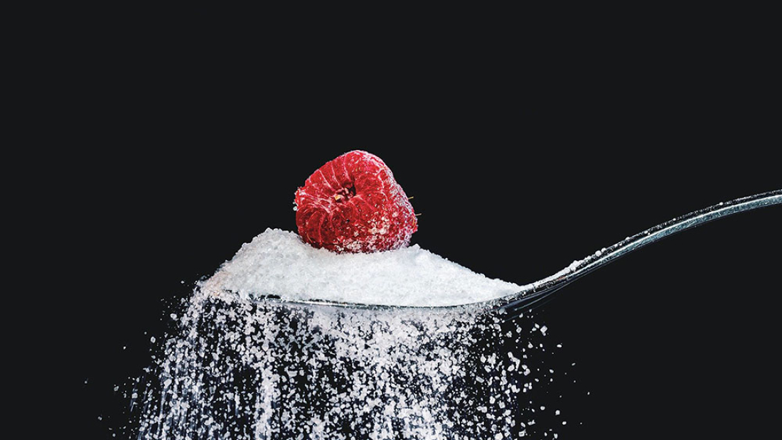 Conexiones entre diabetes y azúcar Imagen de una cuchara y azúcar