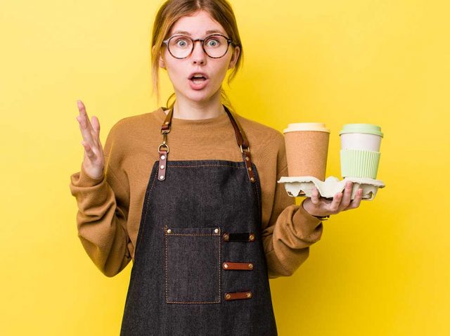 Mujer sorpresa sosteniendo dos tazas de café