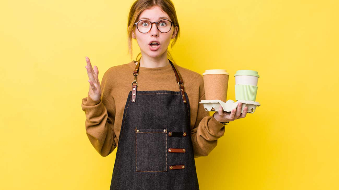 Mujer Sorpresa Sosteniendo 2 Tazas de Café