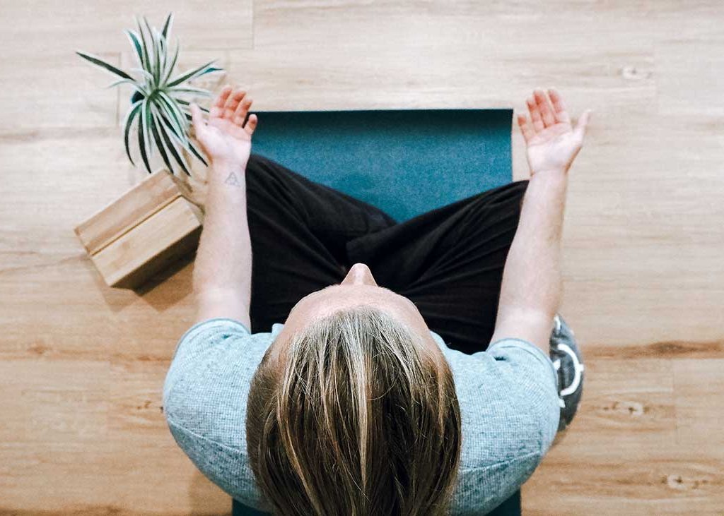 Meditación Una joven se relaja con técnicas de meditación y relajación