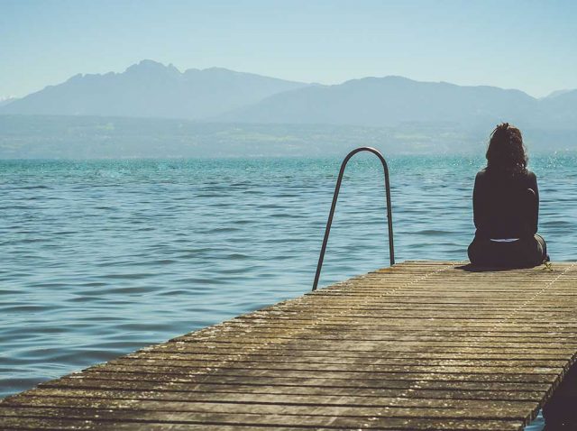 young-girl-experiencing-depression-site-on-pier-looking-over-lake Joven que sufre depresión en un muelle con vistas al lago