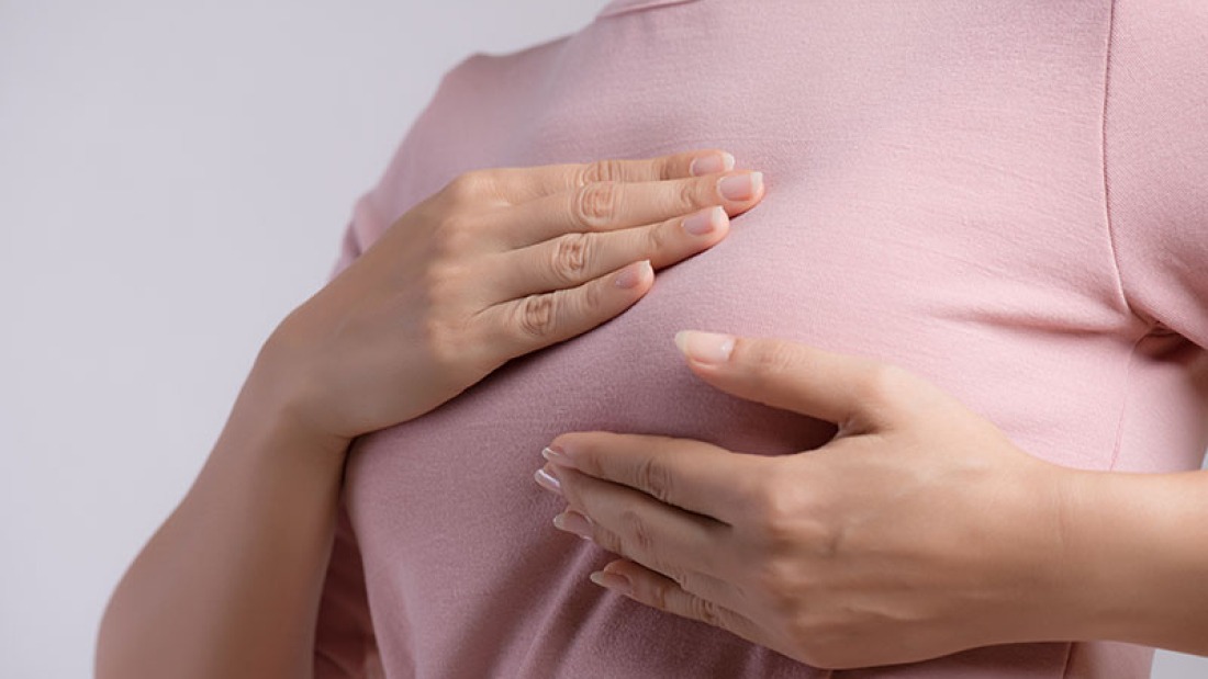 Cáncer de mama Ilustración Mujer sostiene la mano sobre el pecho