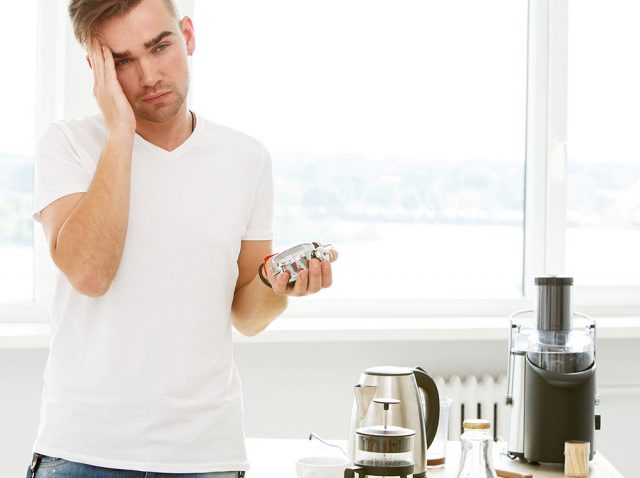 La cafeína provoca nerviosismo. Foto de un joven.