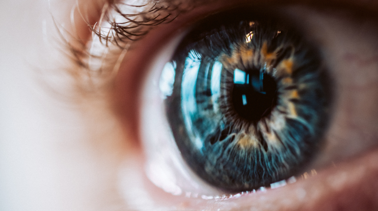 Un primer plano extremo de un ojo humano agrandado con bellos colores