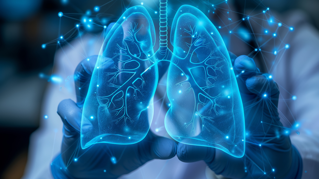 Un médico con bata blanca y guantes azules sostiene un modelo en 3D de los pulmones humanos. El modelo es transparente y azul, mostrando la intrincada estructura interna. El modelo está iluminado con pequeñas luces blancas y rodeado por una red de líneas azules.