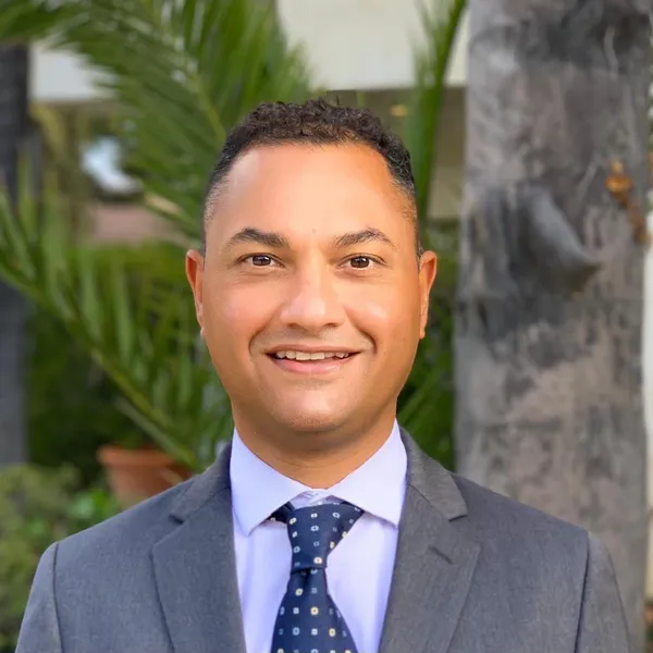 Dr. Ragui W. Sedeek, miembro de la Asociación Americana de Cirujanos Radiólogos (F.A.S.R.S).