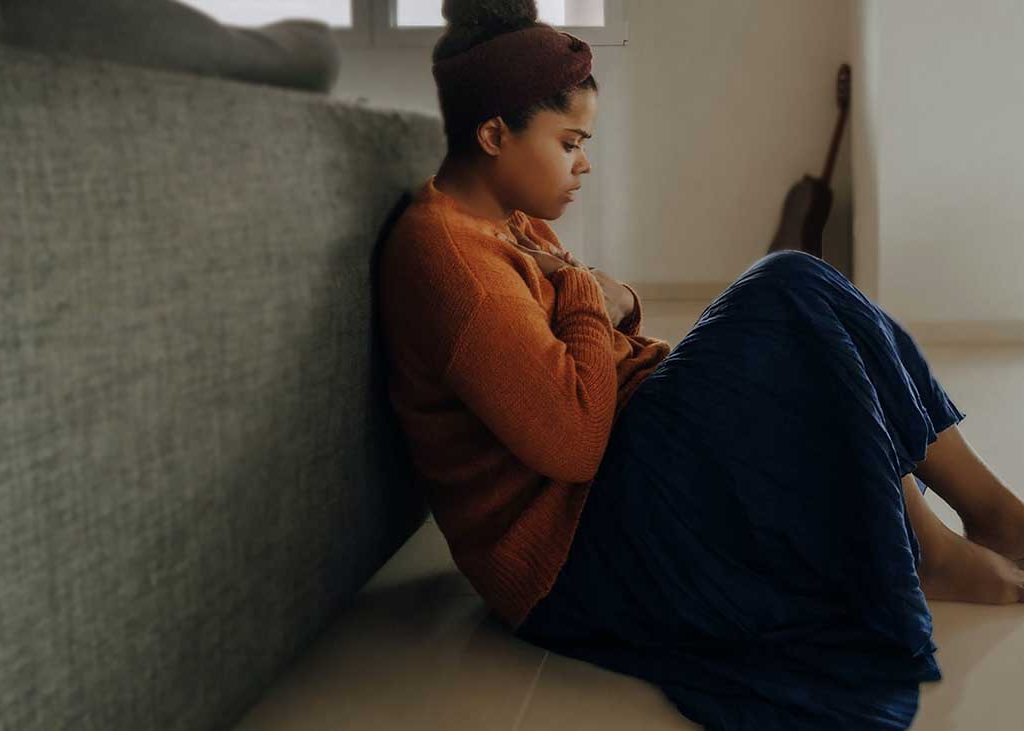 Ansiedad social. Foto de una joven que sufre de ansiedad y estrés.