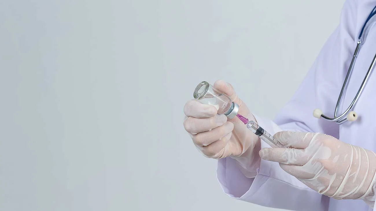 Jeringa para inyección de vacuna | Doctor sosteniendo inyección