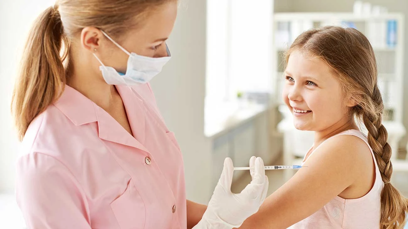 Vaccine Injections Safeguarding | Foto de una niña recibiendo la inyección