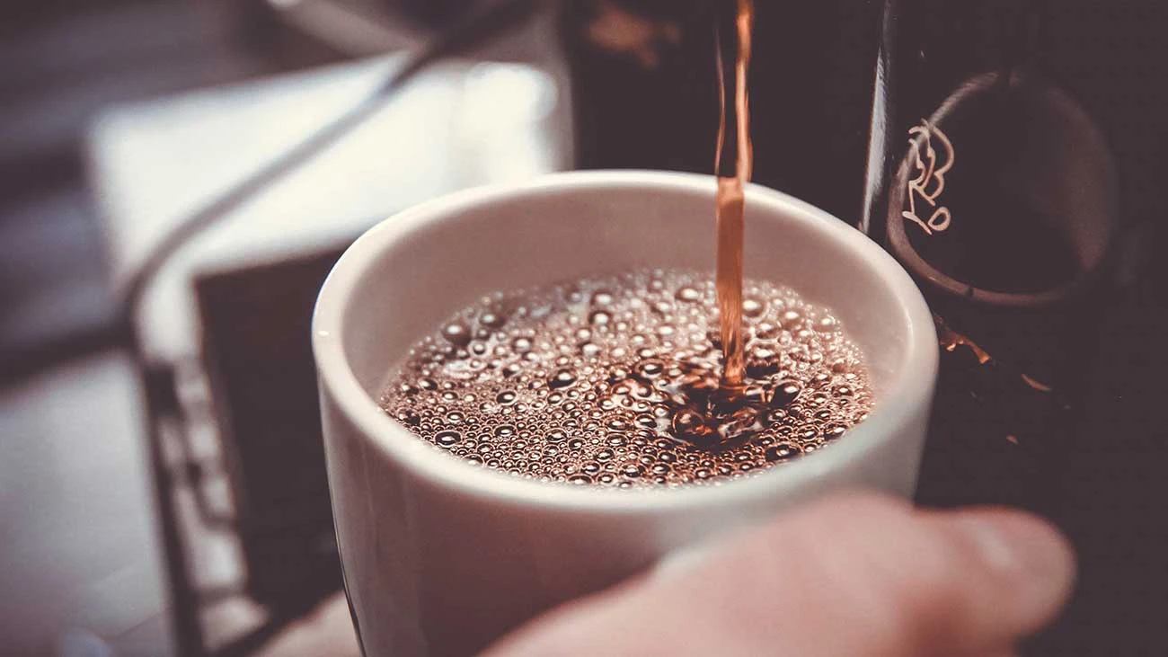Café fresco vertido en una taza Artículo sobre los efectos de la cafeína