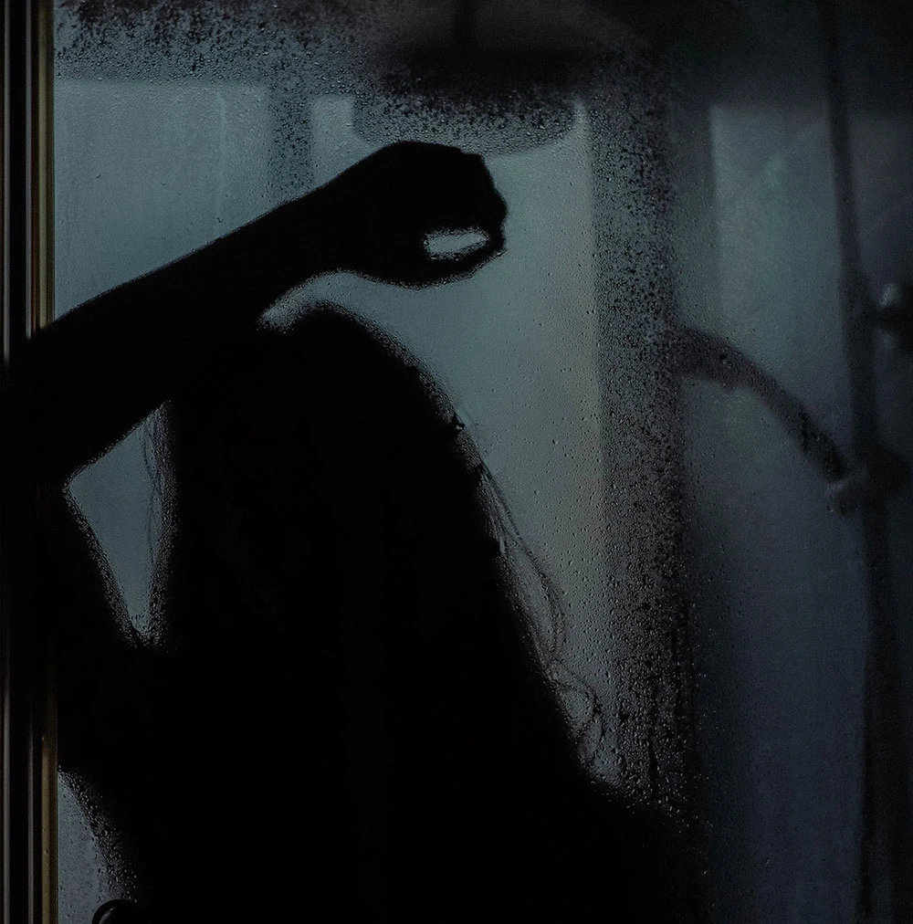 Problemas de ansiedad resueltos por la ducha caliente Foto de la silueta de la mujer