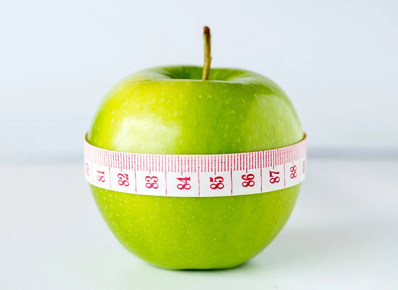 Ilustración de dieta y pérdida de peso Manzana con regla alrededor de t