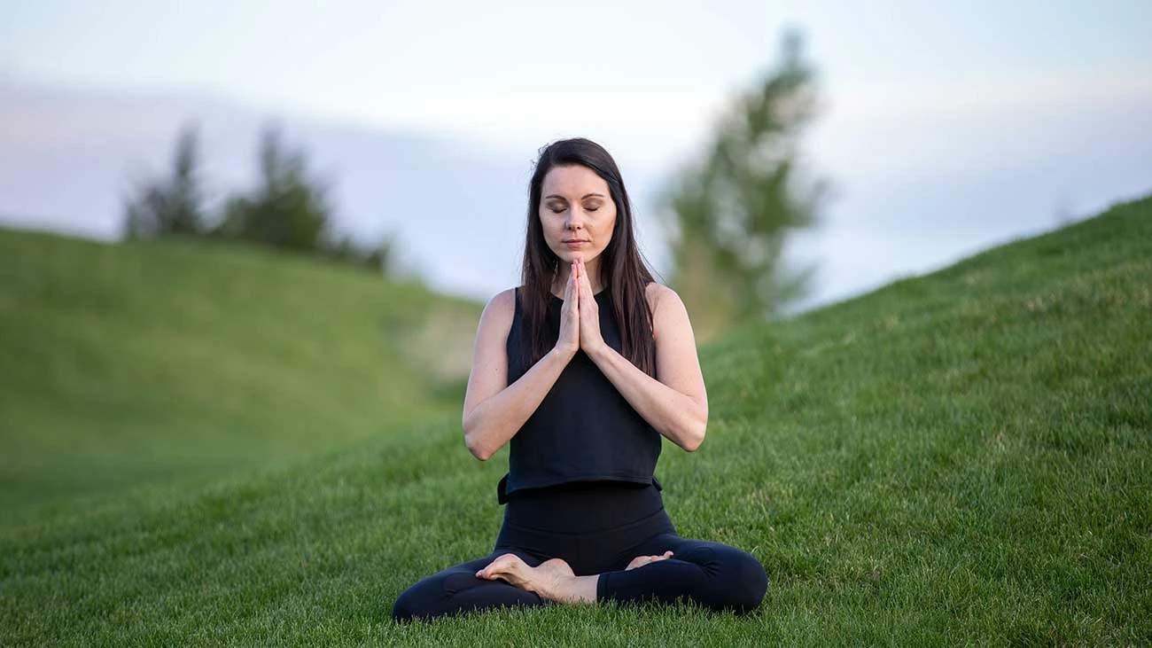 Meditación Foto de la mujer meditando en el campo