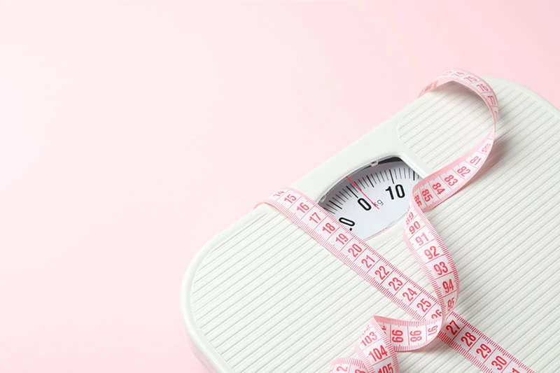 Ilustración de medición de pérdida de peso con báscula