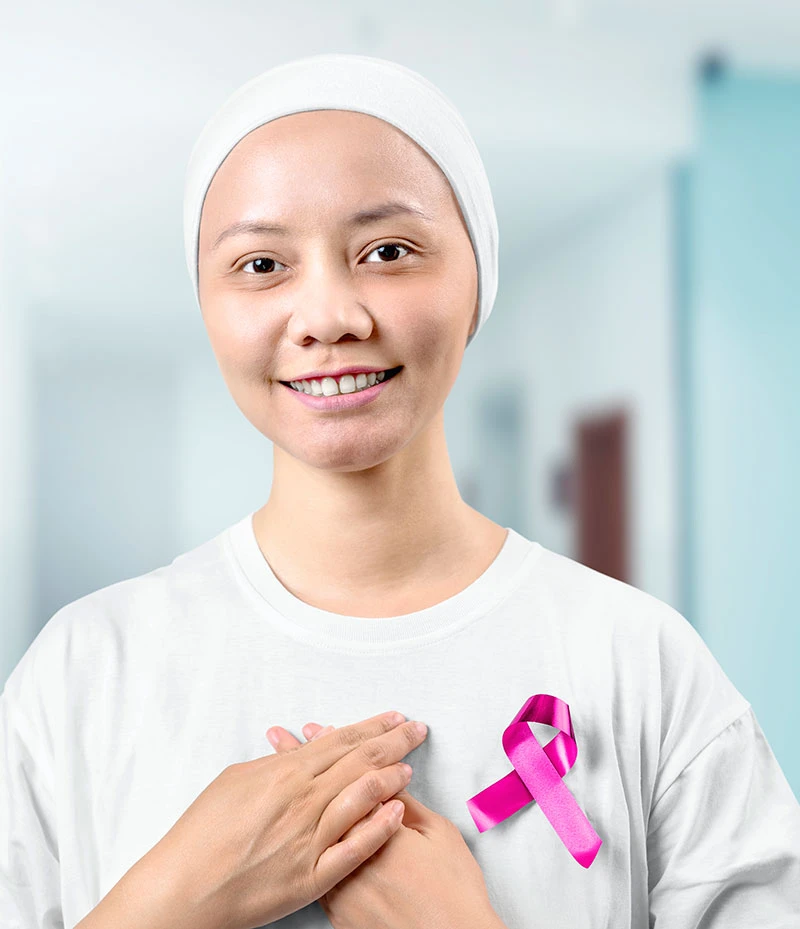 Mujer asiática paciente de cáncer de mama con logotipo