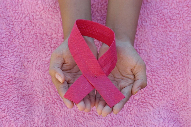 Cáncer de mama Símbolo de la cinta Ilustraciones para las causas del cáncer de mama.