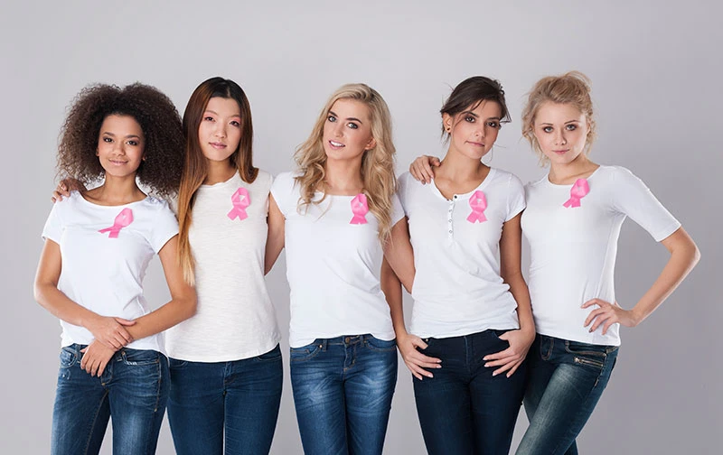 Damas en apoyo de la concienciación sobre el cáncer de mama