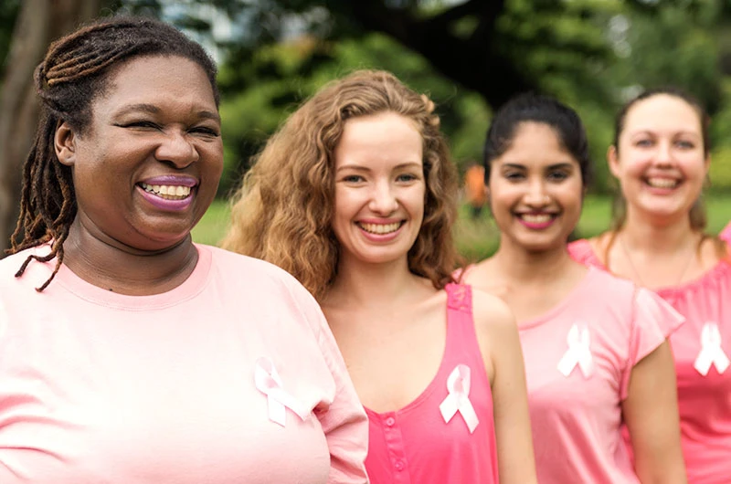 Una mujer apoya la causa del cáncer de mama